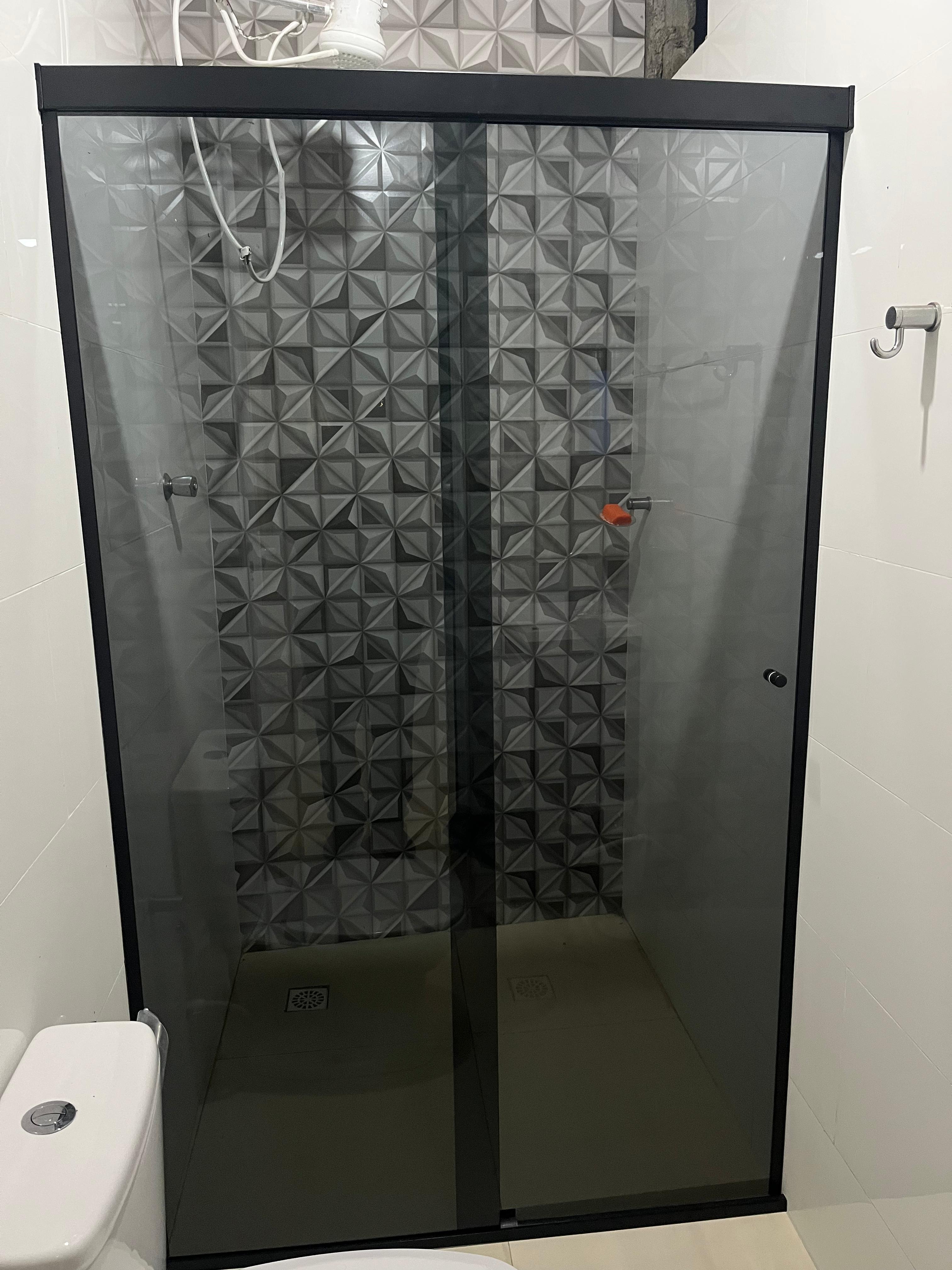 Box de banheiro em vidro temperado fumê com kit preto